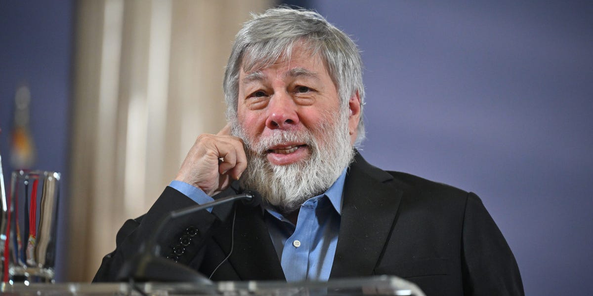 Steve Wozniak on stage speaking at a graduation ceremony.