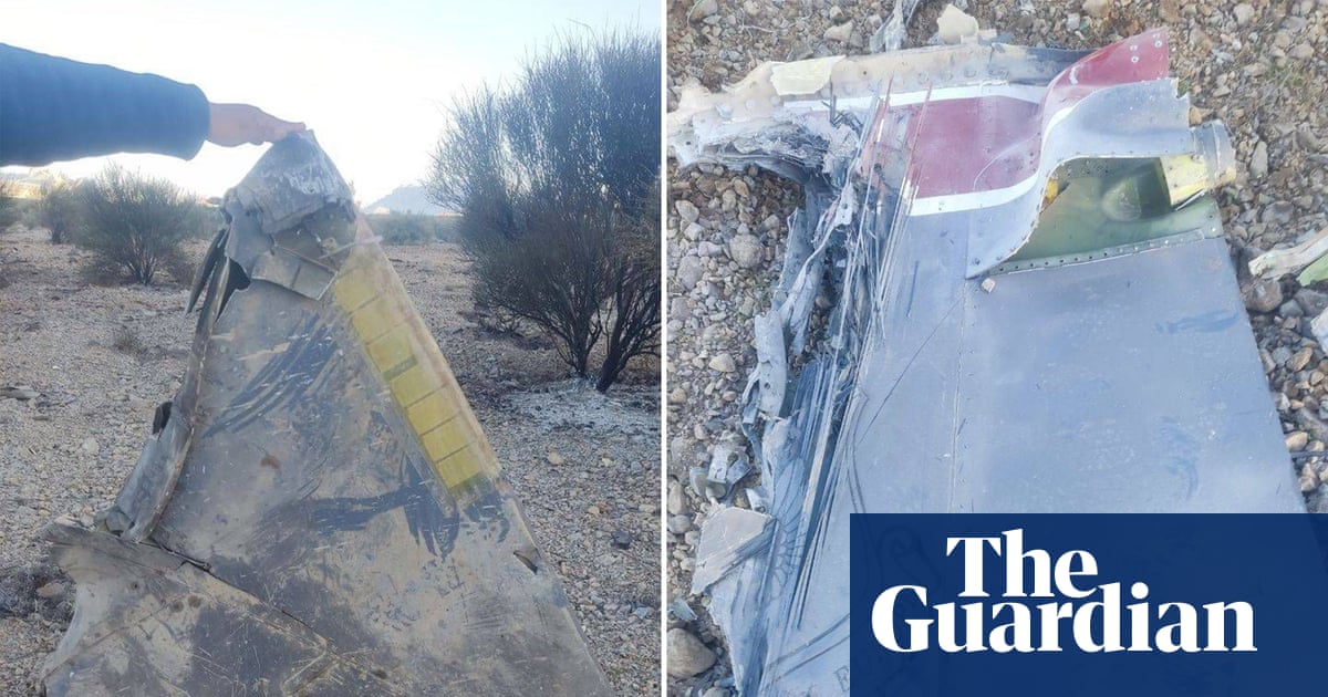 Wreckage of US F-15E Strike Eagle tail fin displayed by Iranian media in desert